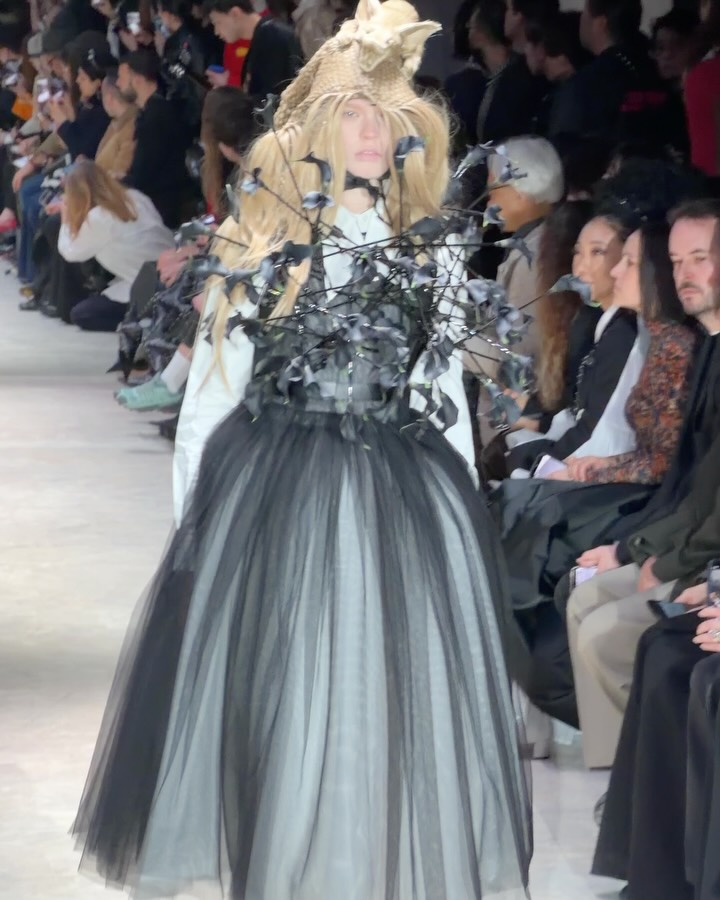느와 케이 니노미야 FW26, 블랙으로 완성한 조형적 실험 — Look 3