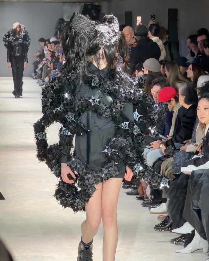 느와 케이 니노미야 FW26, 블랙으로 완성한 조형적 실험 — Look 5