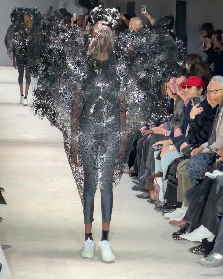 느와 케이 니노미야 FW26, 블랙으로 완성한 조형적 실험 — Look 6
