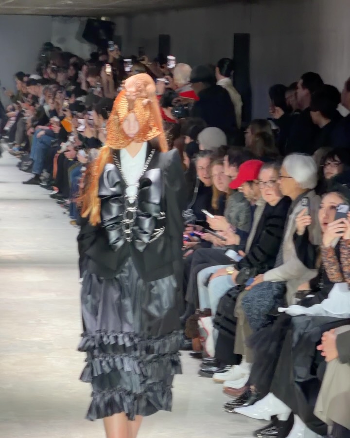 느와 케이 니노미야 FW26, 블랙으로 완성한 조형적 실험 — Look 7