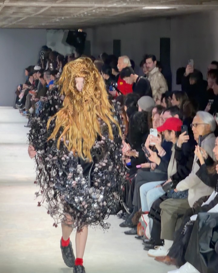 느와 케이 니노미야 FW26, 블랙으로 완성한 조형적 실험 — Look 9