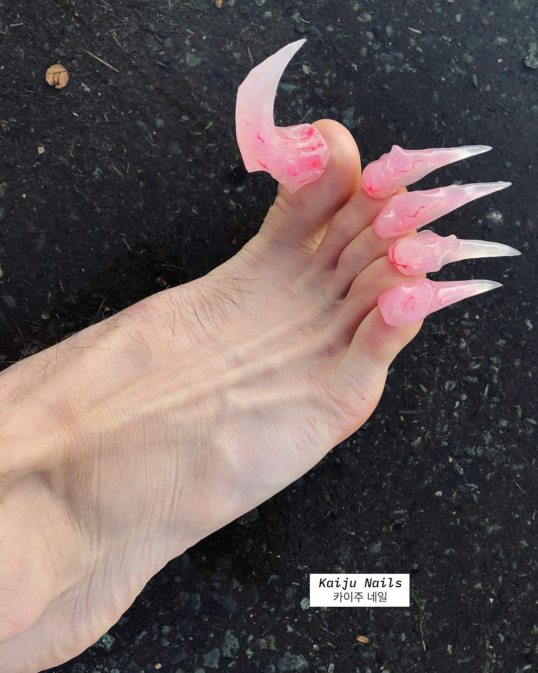손톱의 형태 자체를 새로 빚는 네일 아티스트 — nail art, Look 6