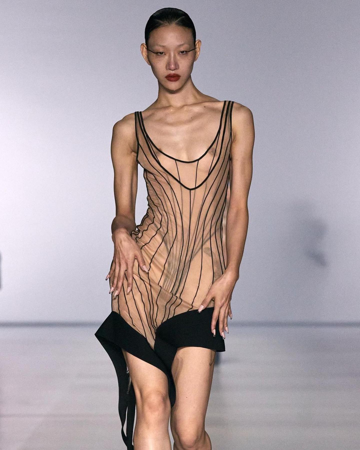 뮈글러, 시그니처 블랙 라인을 넘어 바람에 흩날리는 시폰으로 기대를 뒤엎다 — Look 3