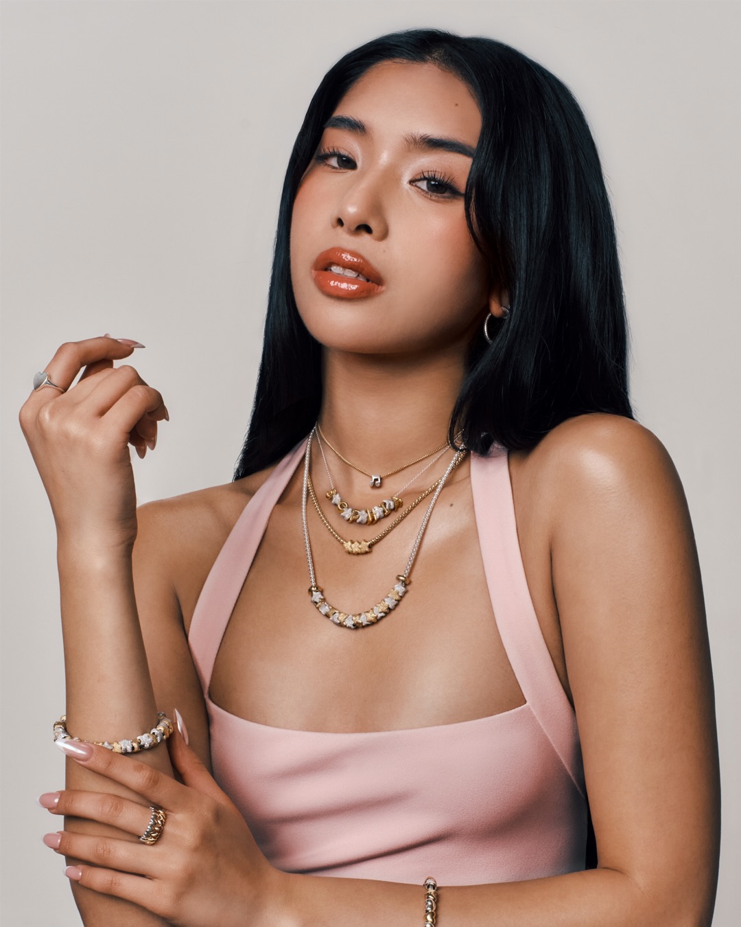 캣츠아이 X 판도라, '미니 참' 컬렉션으로 개인화 주얼리 제안 — Look 6