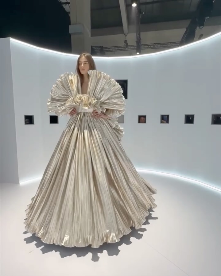 발렌티노 오트 꾸뛰르, 관음의 시선으로 재구성한 무대 — Look 3