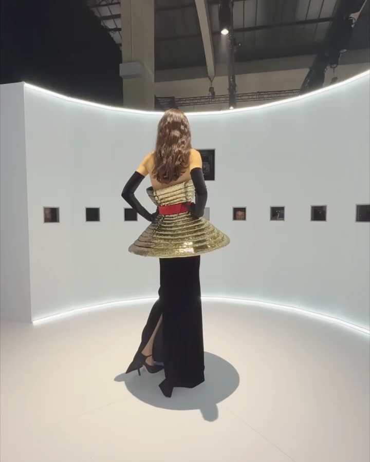 발렌티노 오트 꾸뛰르, 관음의 시선으로 재구성한 무대 — Look 4