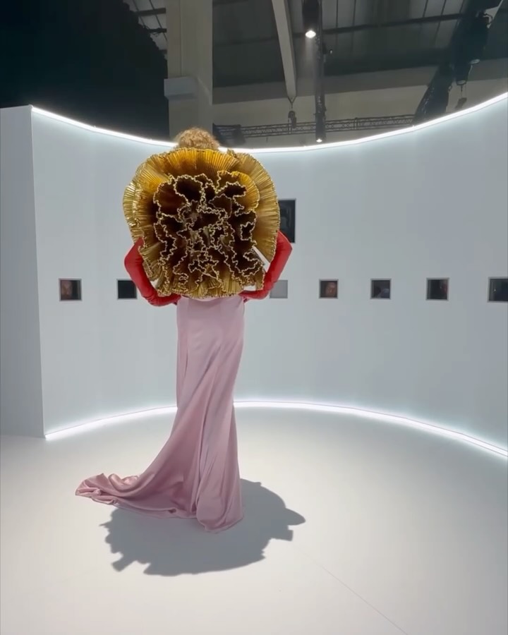 발렌티노 오트 꾸뛰르, 관음의 시선으로 재구성한 무대 — Look 6