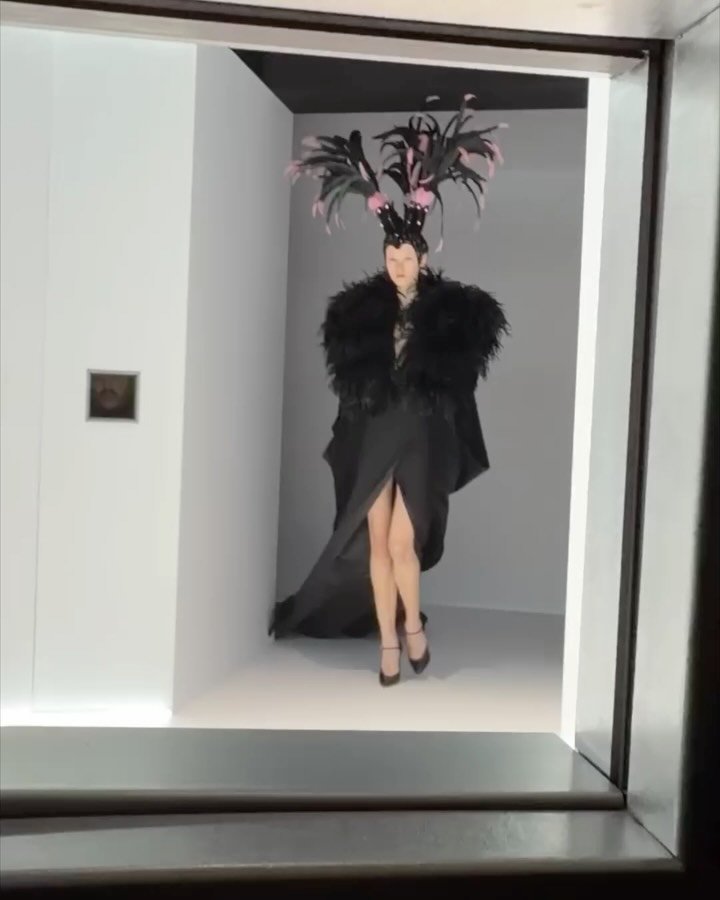 발렌티노 오트 꾸뛰르, 관음의 시선으로 재구성한 무대 — Look 9