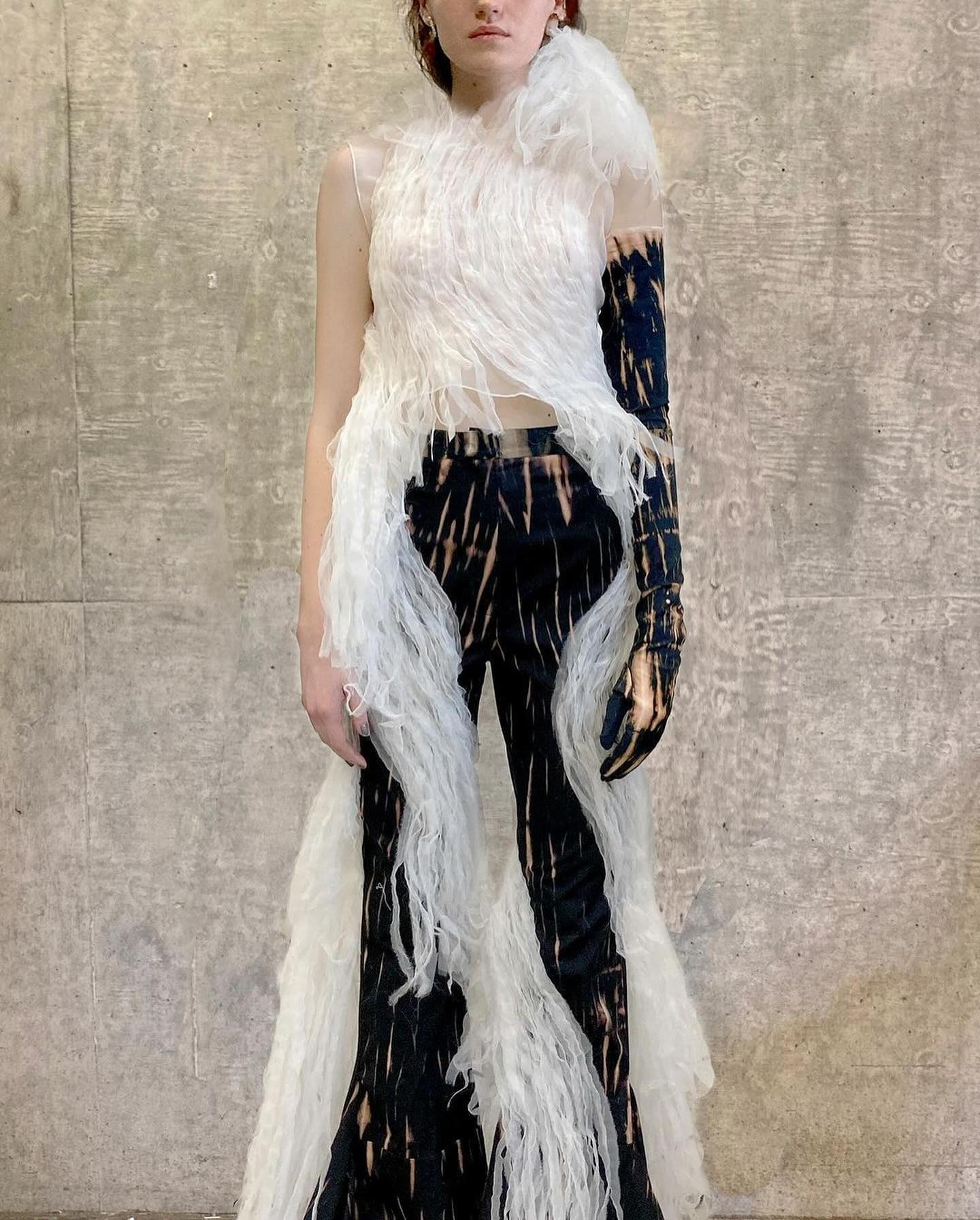불면의 밤을 위한 해체주의 패션, 알렉산드라 블리노바의 아트웨어 — Look 3