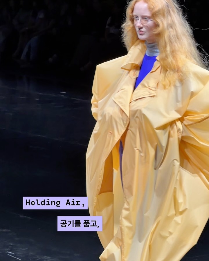 옷과 몸 사이, 공기가 만드는 이세이 미야케의 실루엣 — issey miyake, Look 3