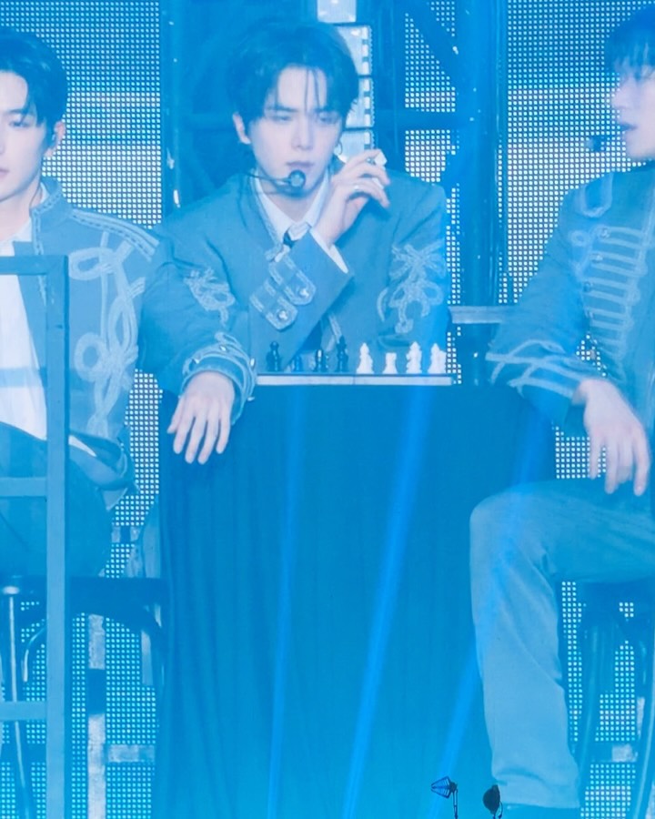 더보이즈, 데뷔 이후 모든 시간이 교차하는 무대 — Look 8