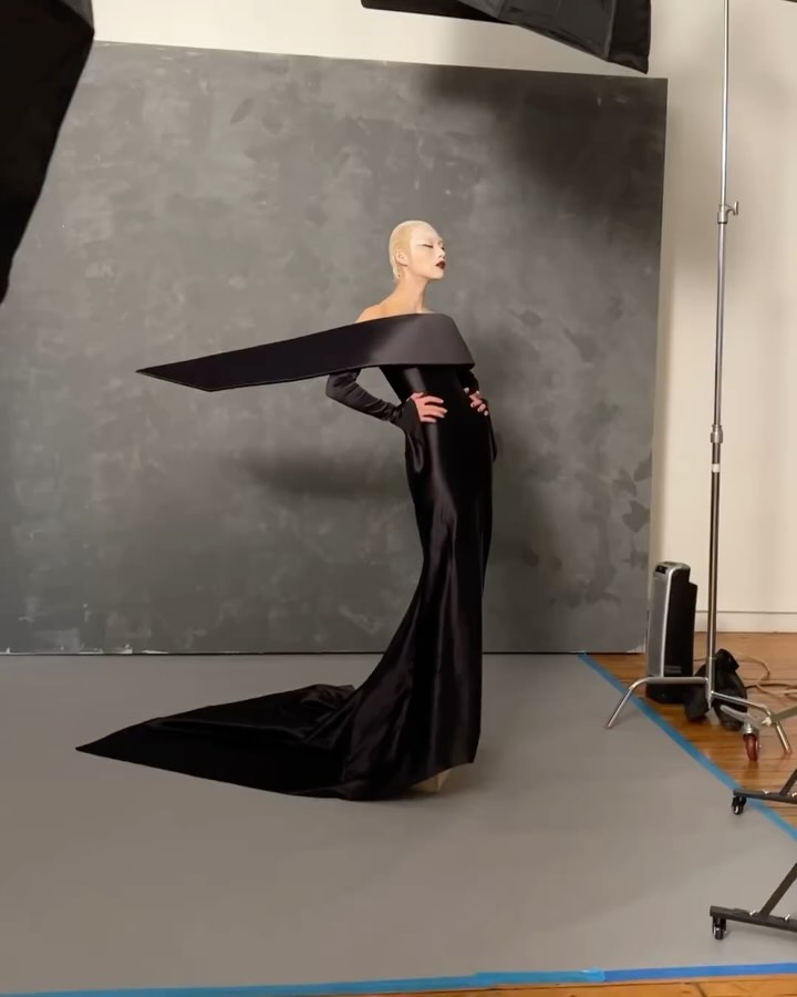움직임이 만든 조각, 퀸 리의 '키네틱 캔버스' — Look 9
