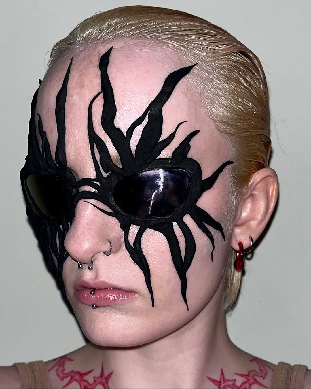 헬캣 아이웨어, 벨트 장착 선글라스로 아이웨어 경계를 허물다 — Look 3