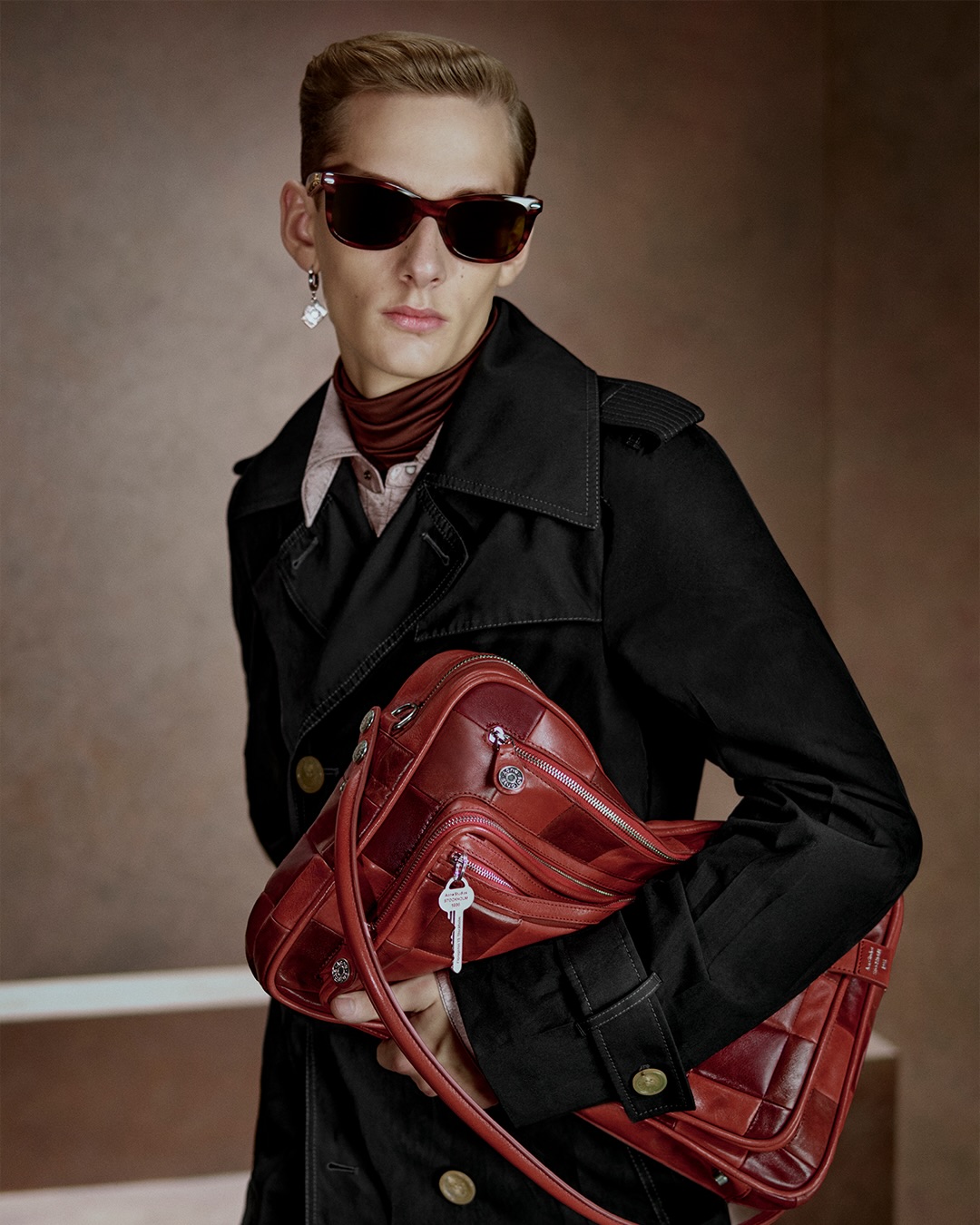 아크네 스튜디오 FW26, 30년 헤리티지를 담은 데님과 레더의 재정의 — Look 2