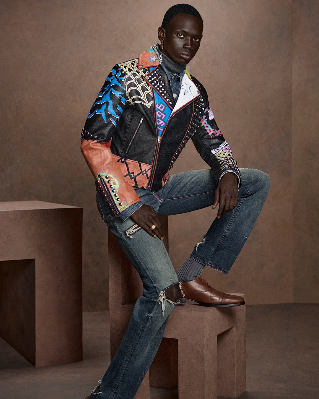 아크네 스튜디오 FW26, 30년 헤리티지를 담은 데님과 레더의 재정의 — Look 5