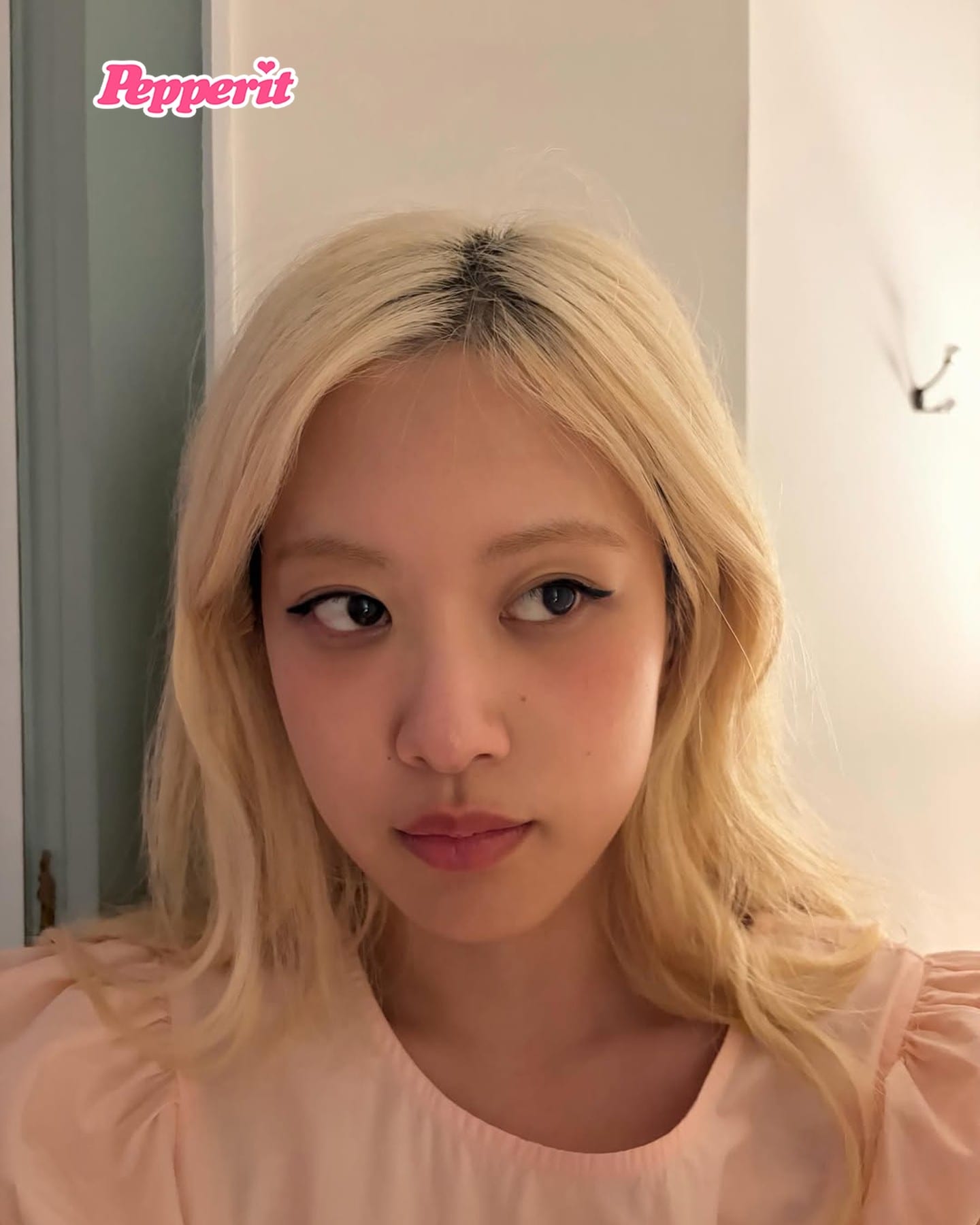 로제, 여름 일상 사진 공개…파프리카 머리에 올린 편안한 순간