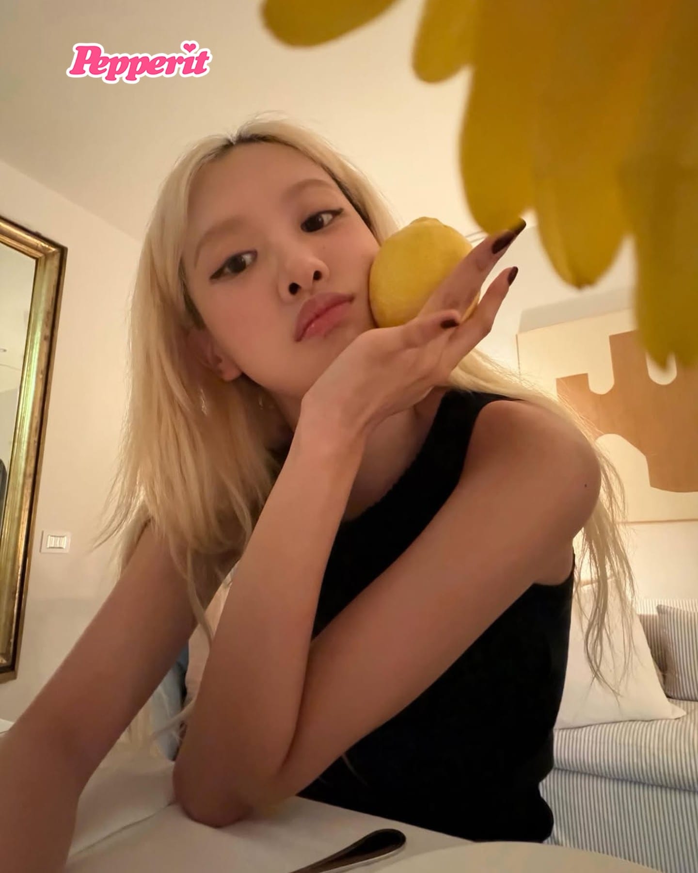 로제, 여름 일상 사진 공개…파프리카 머리에 올린 편안한 순간
