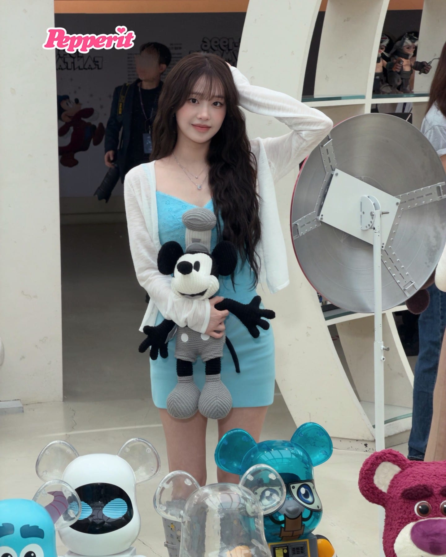 츄가 남긴 디즈니 무드, 블루 원피스 스냅