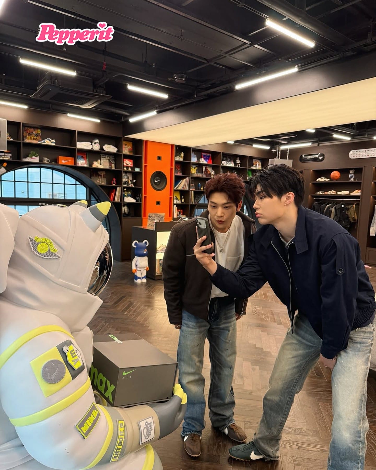 제로베이스원 석매튜·박건욱, 나이키 서울 방문 인증샷