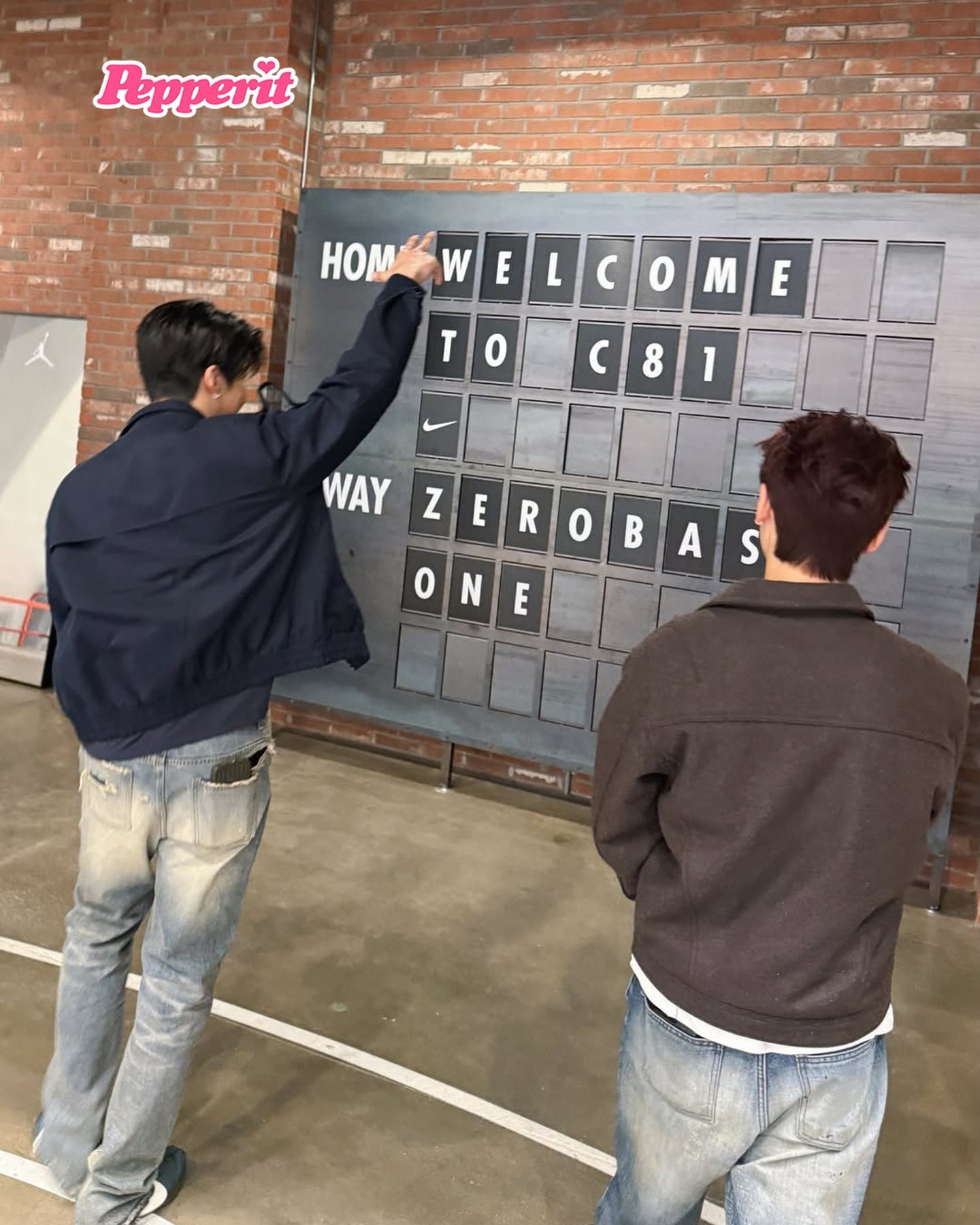 제로베이스원 석매튜·박건욱, 나이키 서울 방문 인증샷