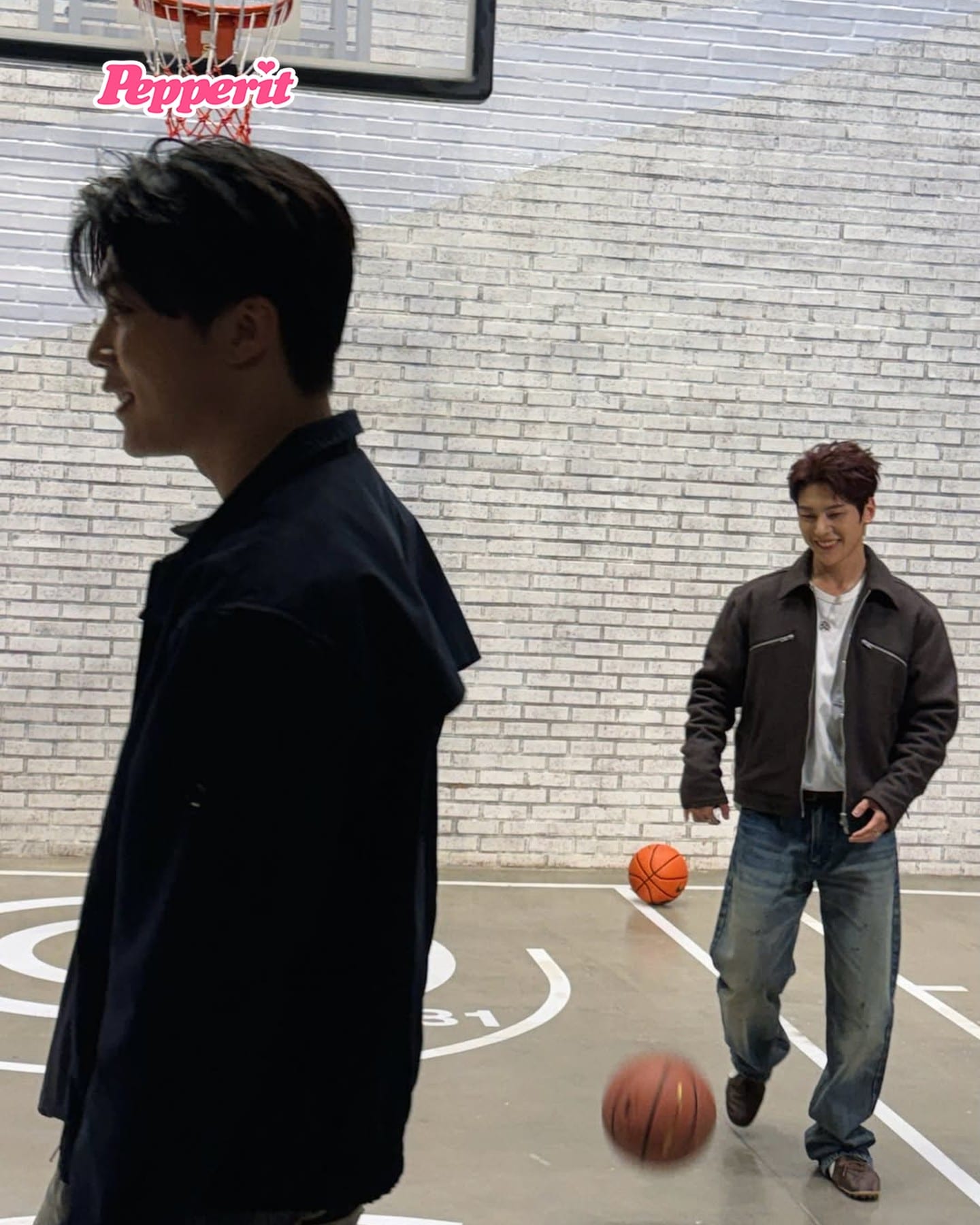 제로베이스원 석매튜·박건욱, 나이키 서울 방문 인증샷