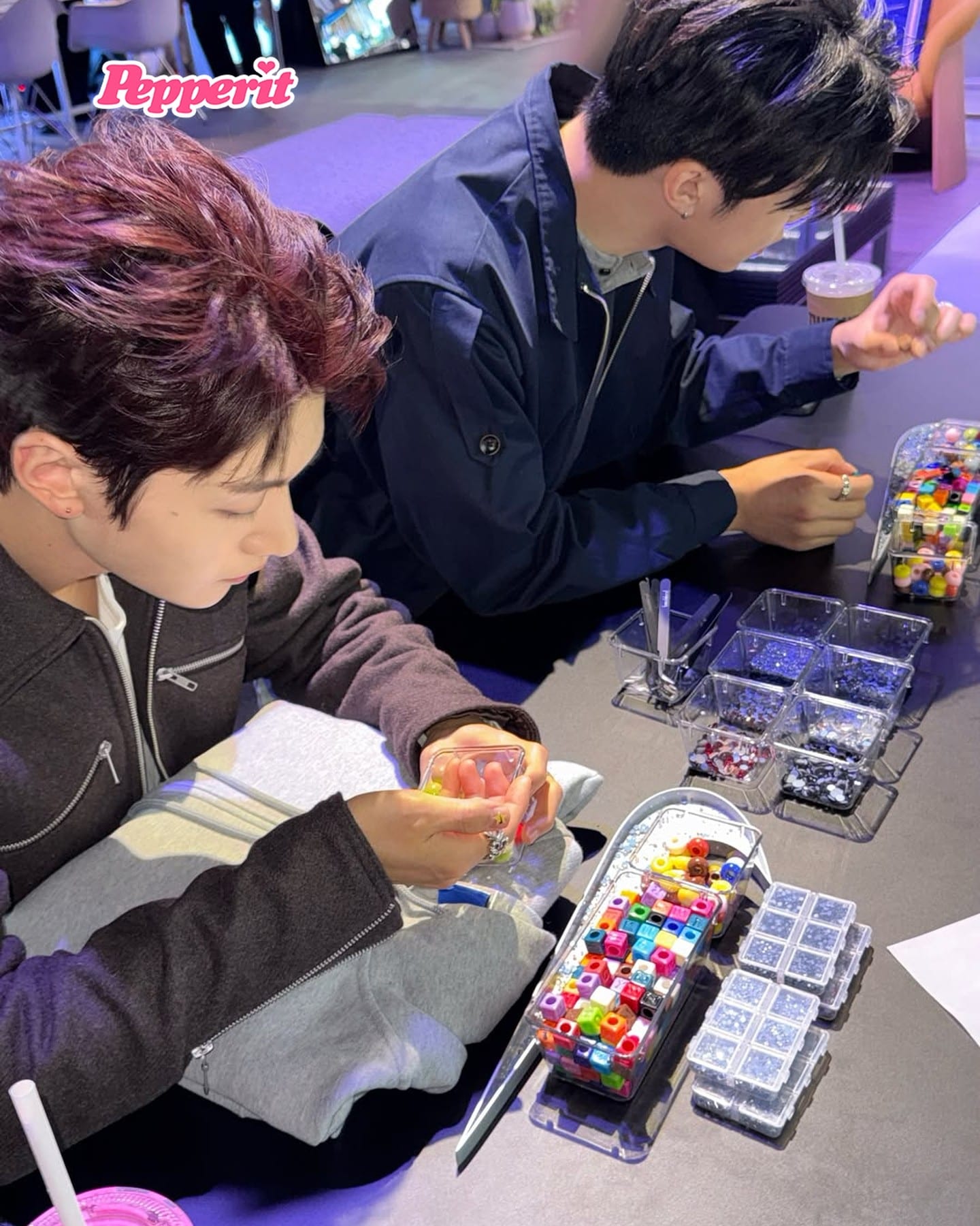 제로베이스원 석매튜·박건욱, 나이키 서울 방문 인증샷