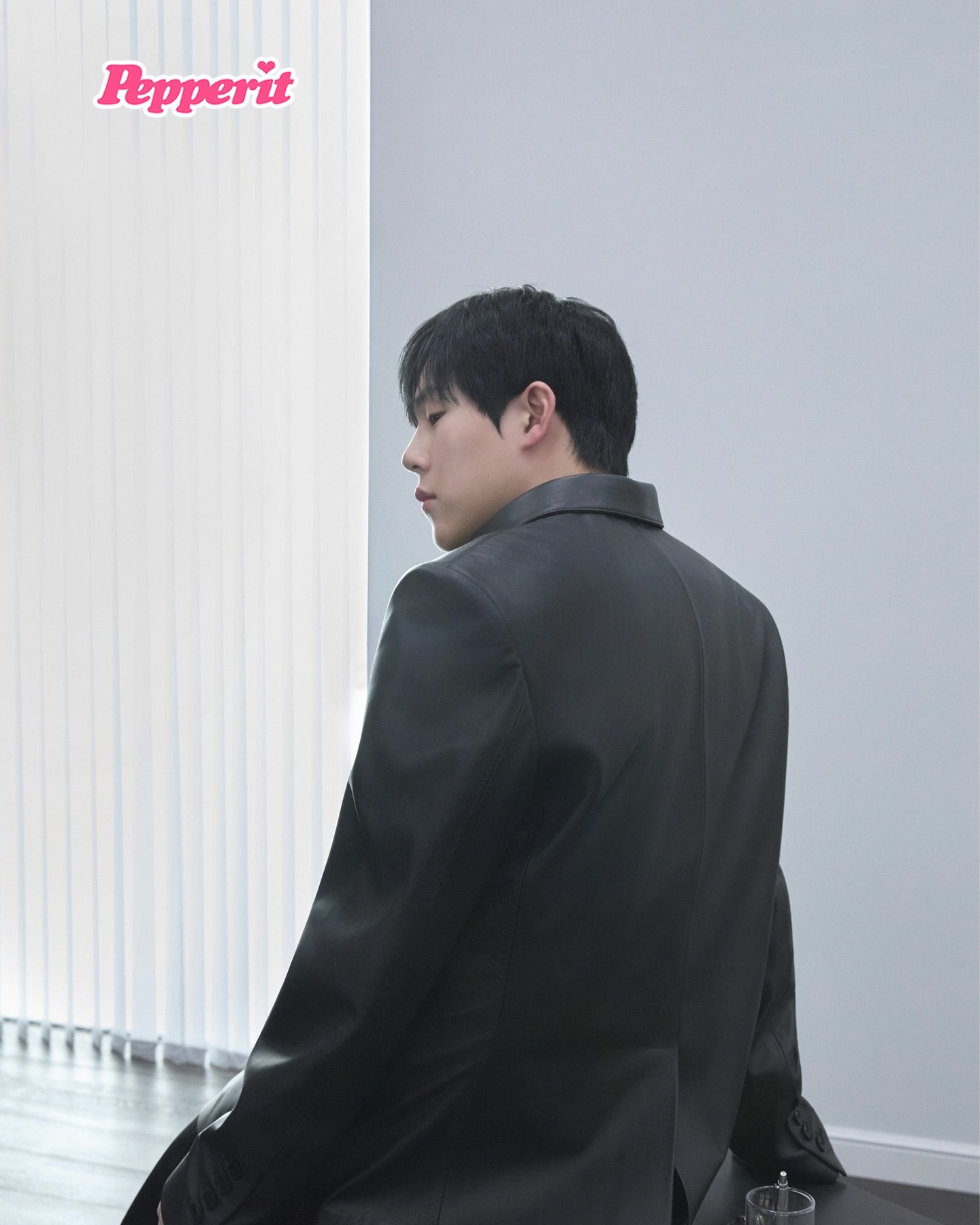 사람들은 빠르게 지나가고 몬스타엑스만 멈춰 있다