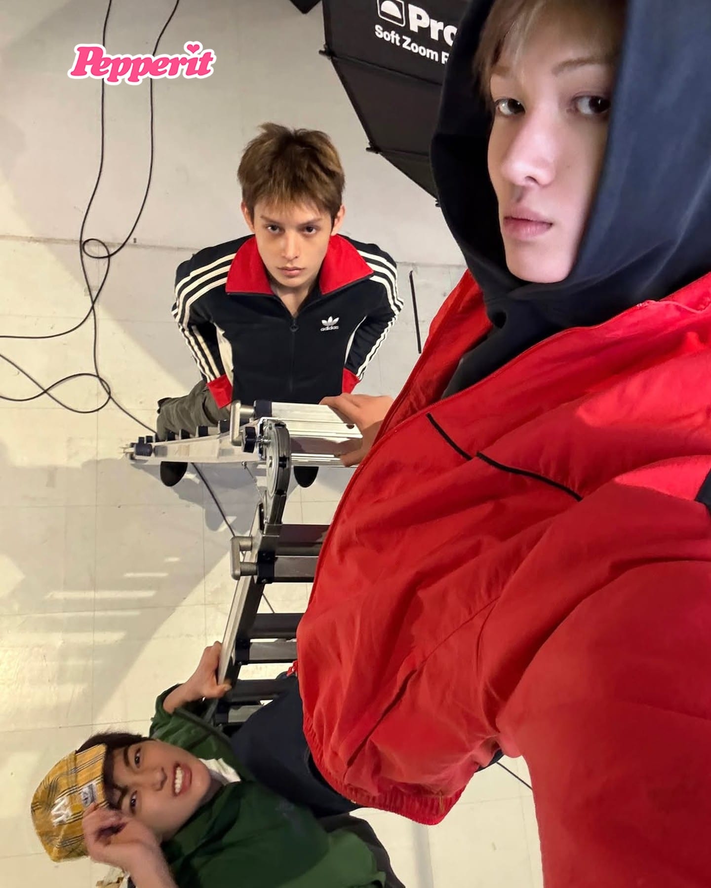 코르티스, 레드 재킷 입고 찍은 스튜디오 컷 공개