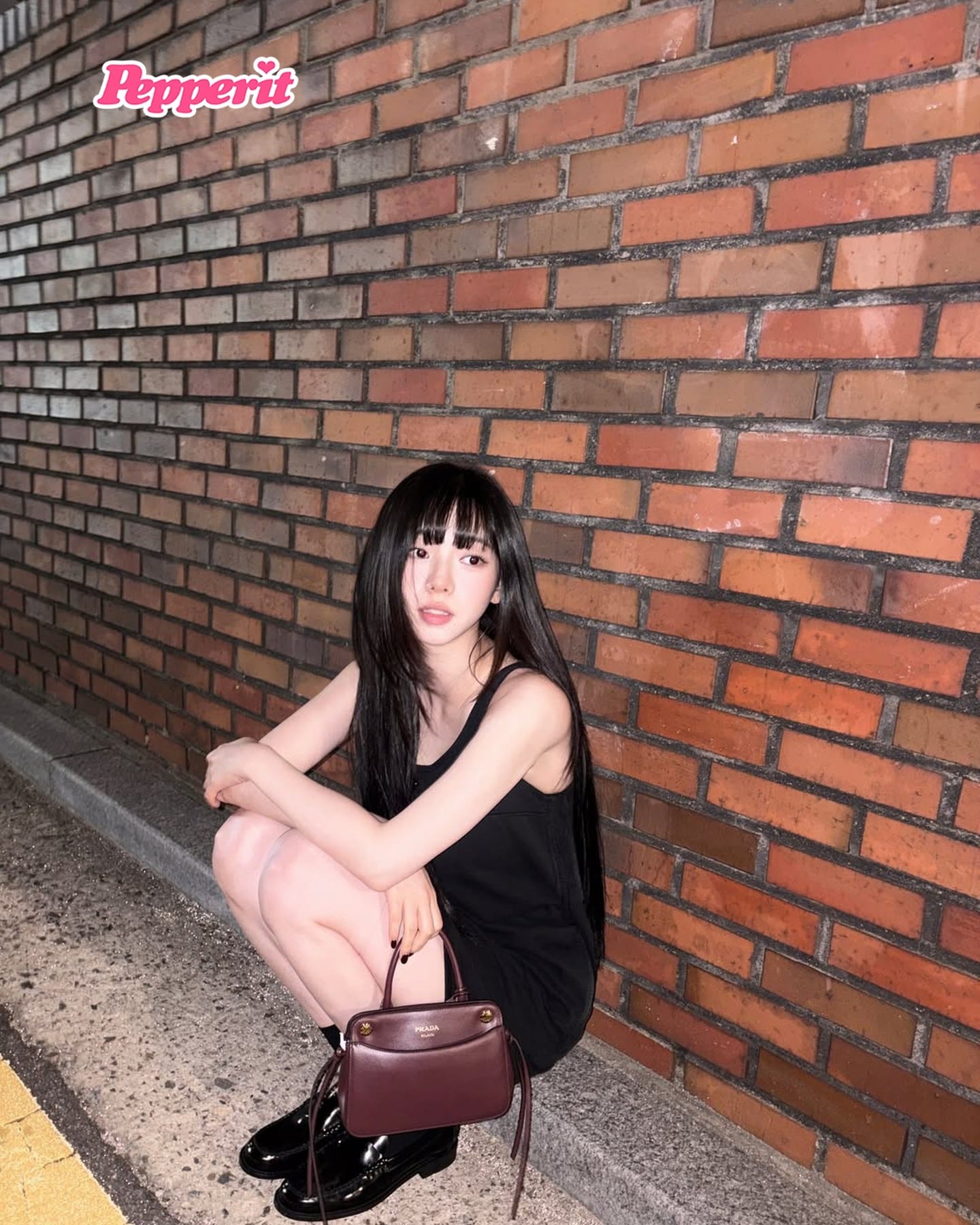 카리나, 프라다 버건디 백과 함께한 가을 룩 공개