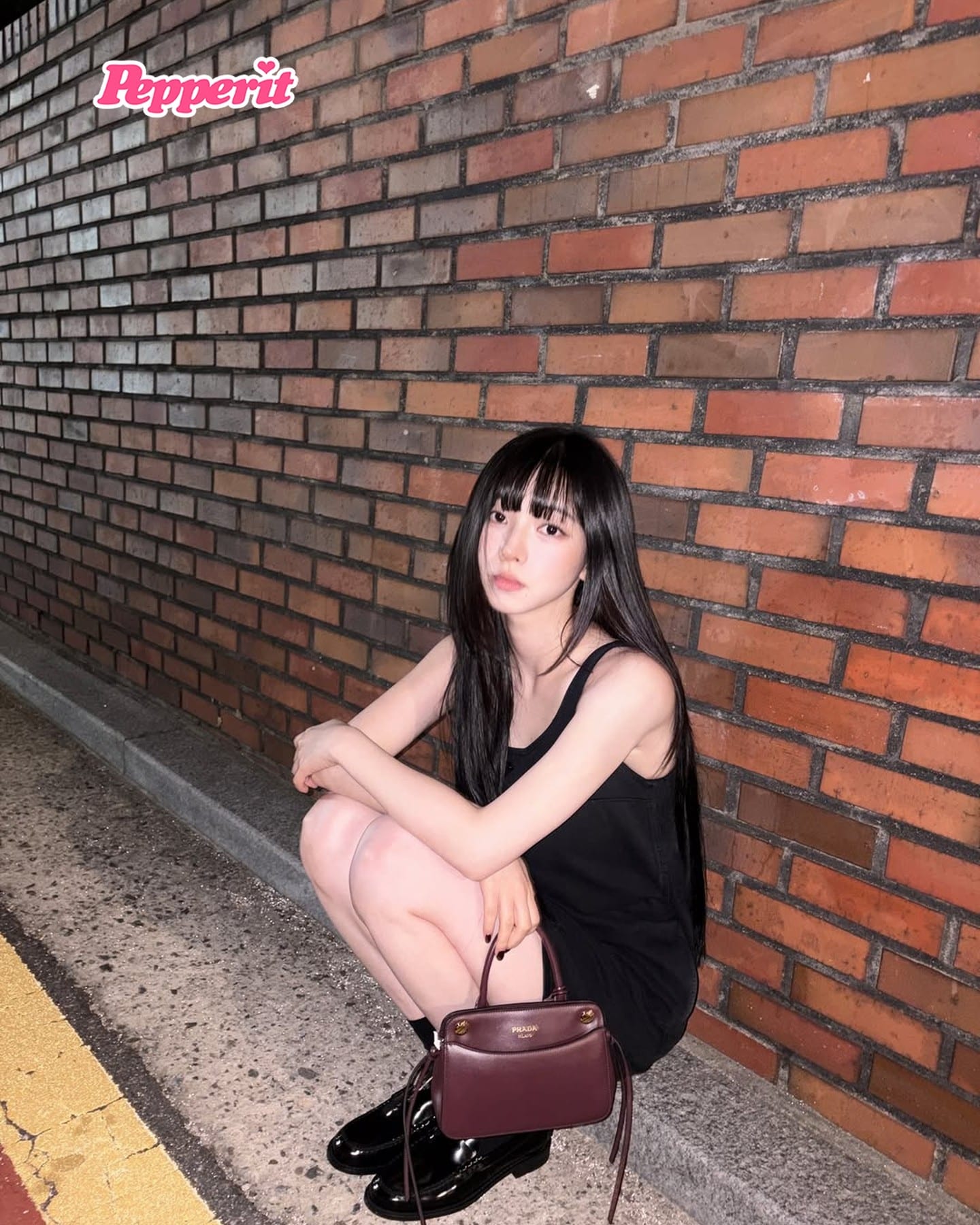 카리나, 프라다 버건디 백과 함께한 가을 룩 공개