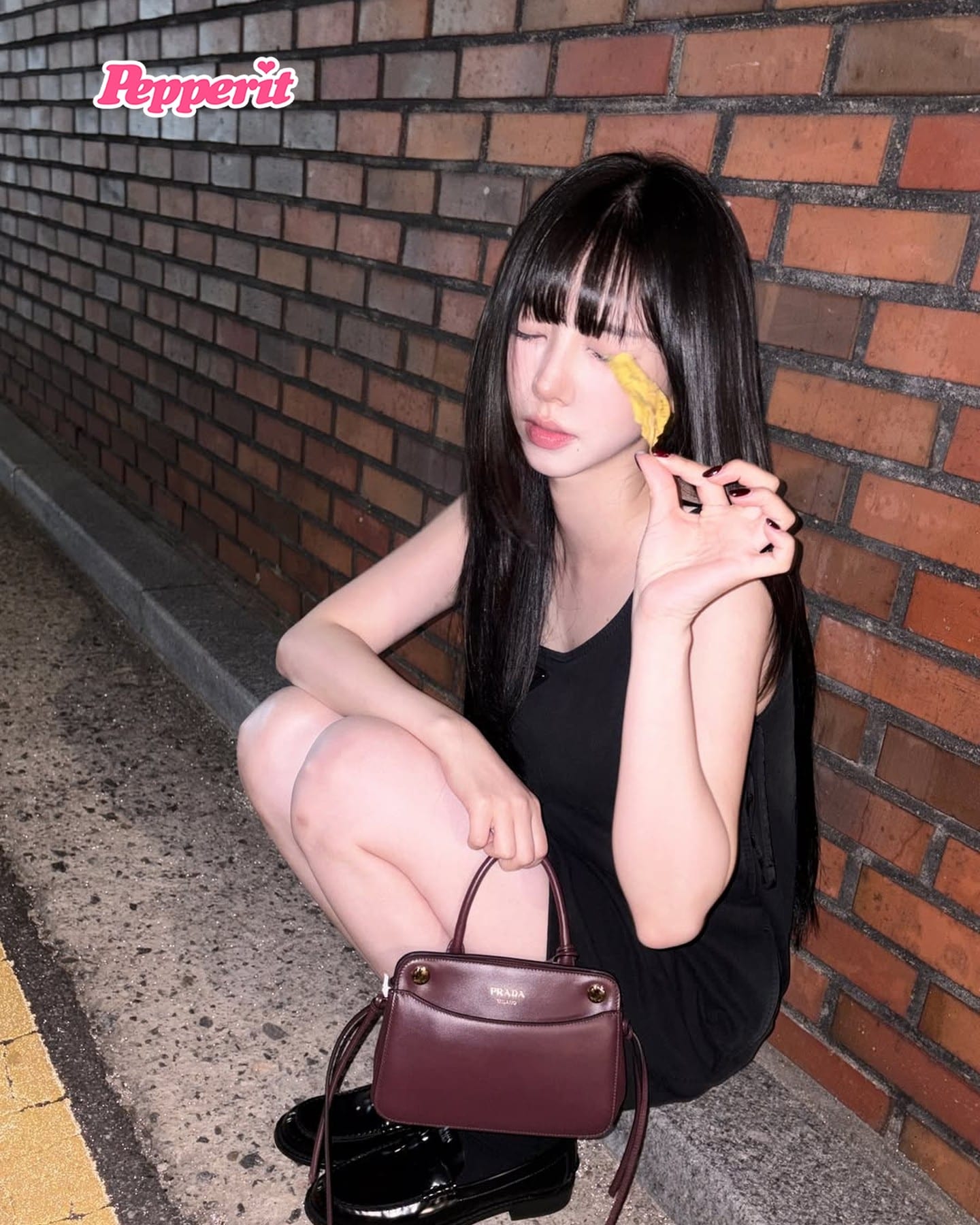 카리나, 프라다 버건디 백과 함께한 가을 룩 공개