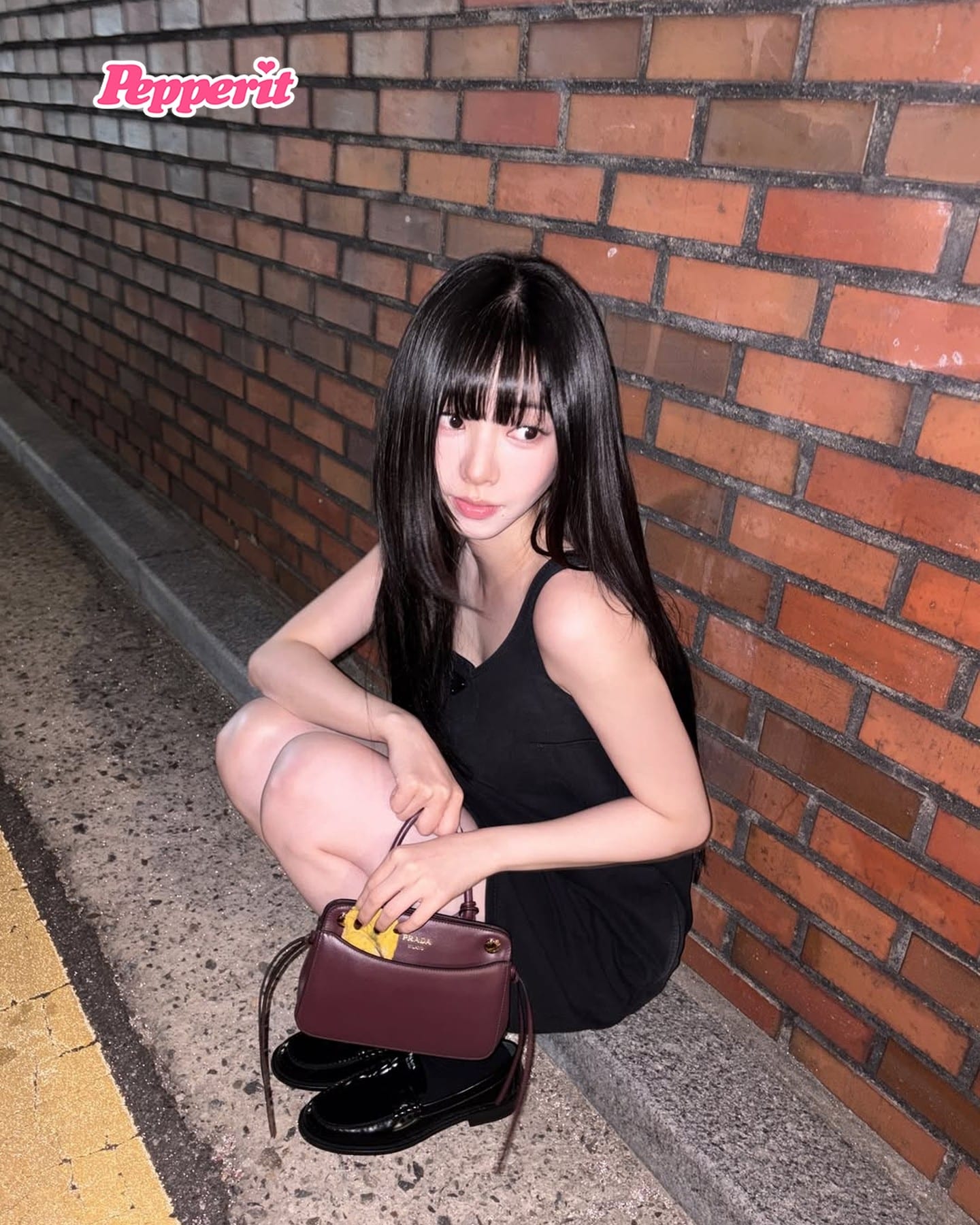 카리나, 프라다 버건디 백과 함께한 가을 룩 공개
