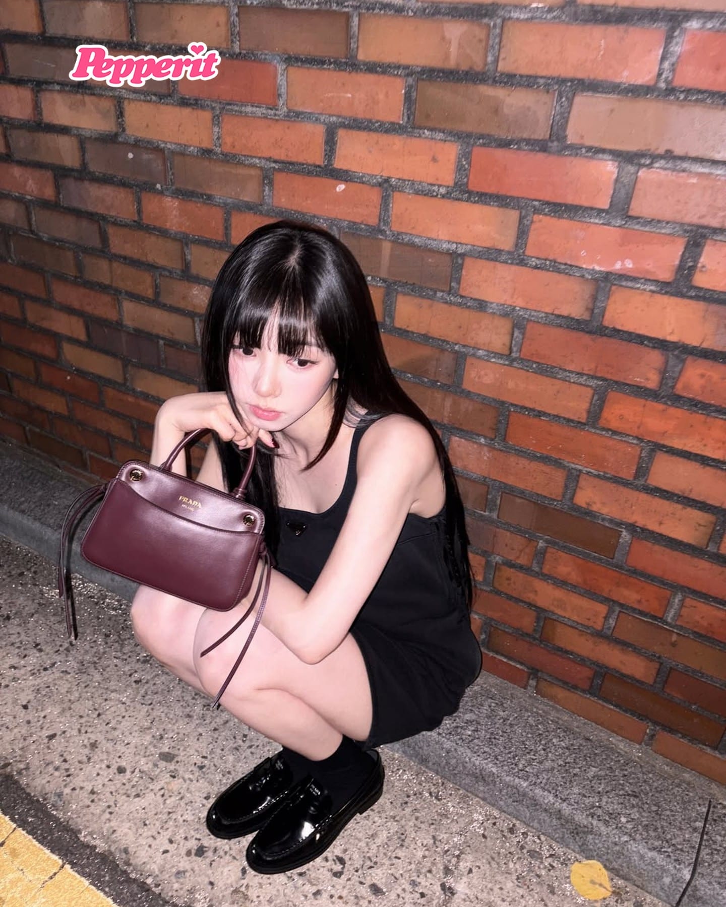 카리나, 프라다 버건디 백과 함께한 가을 룩 공개
