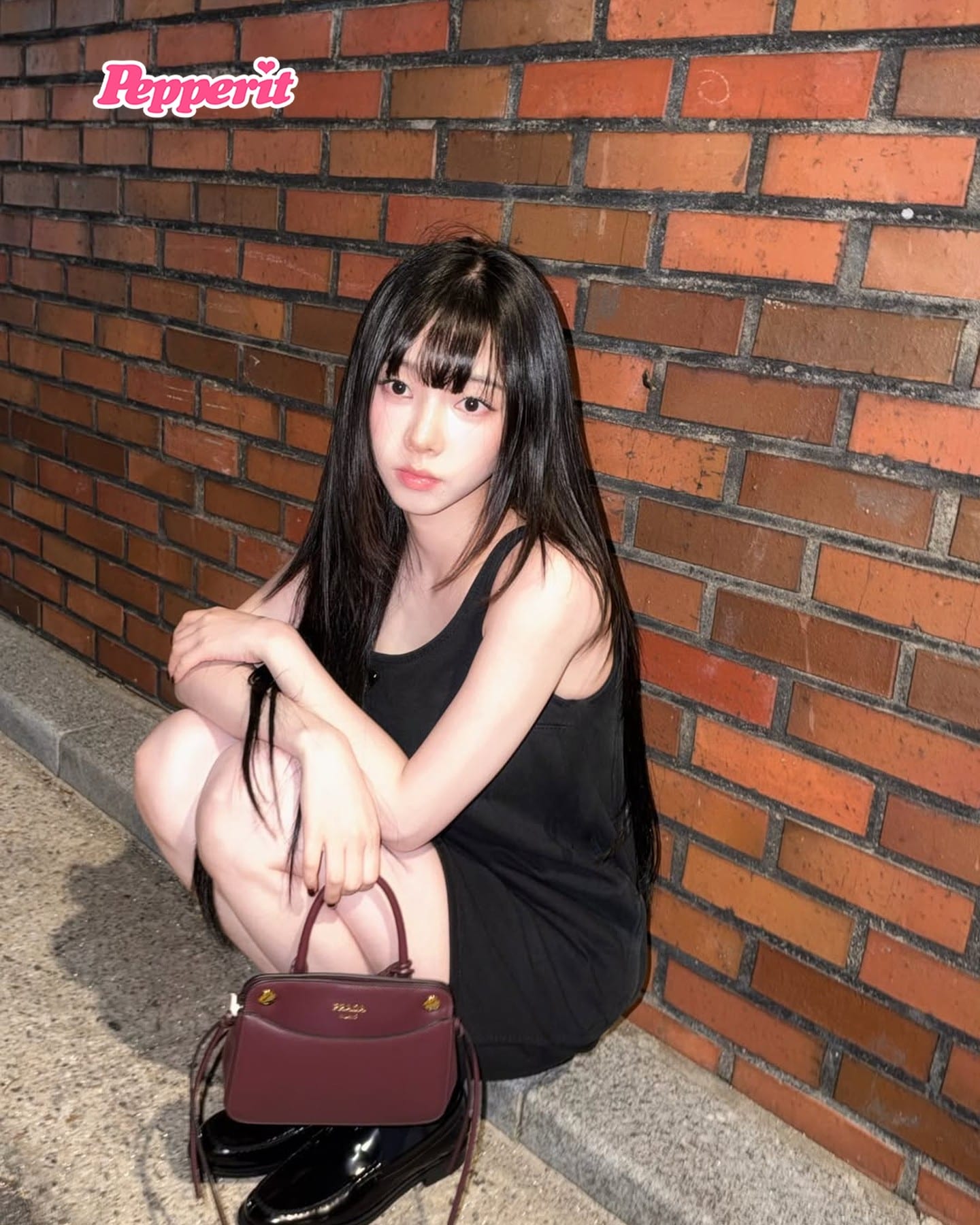 카리나, 프라다 버건디 백과 함께한 가을 룩 공개