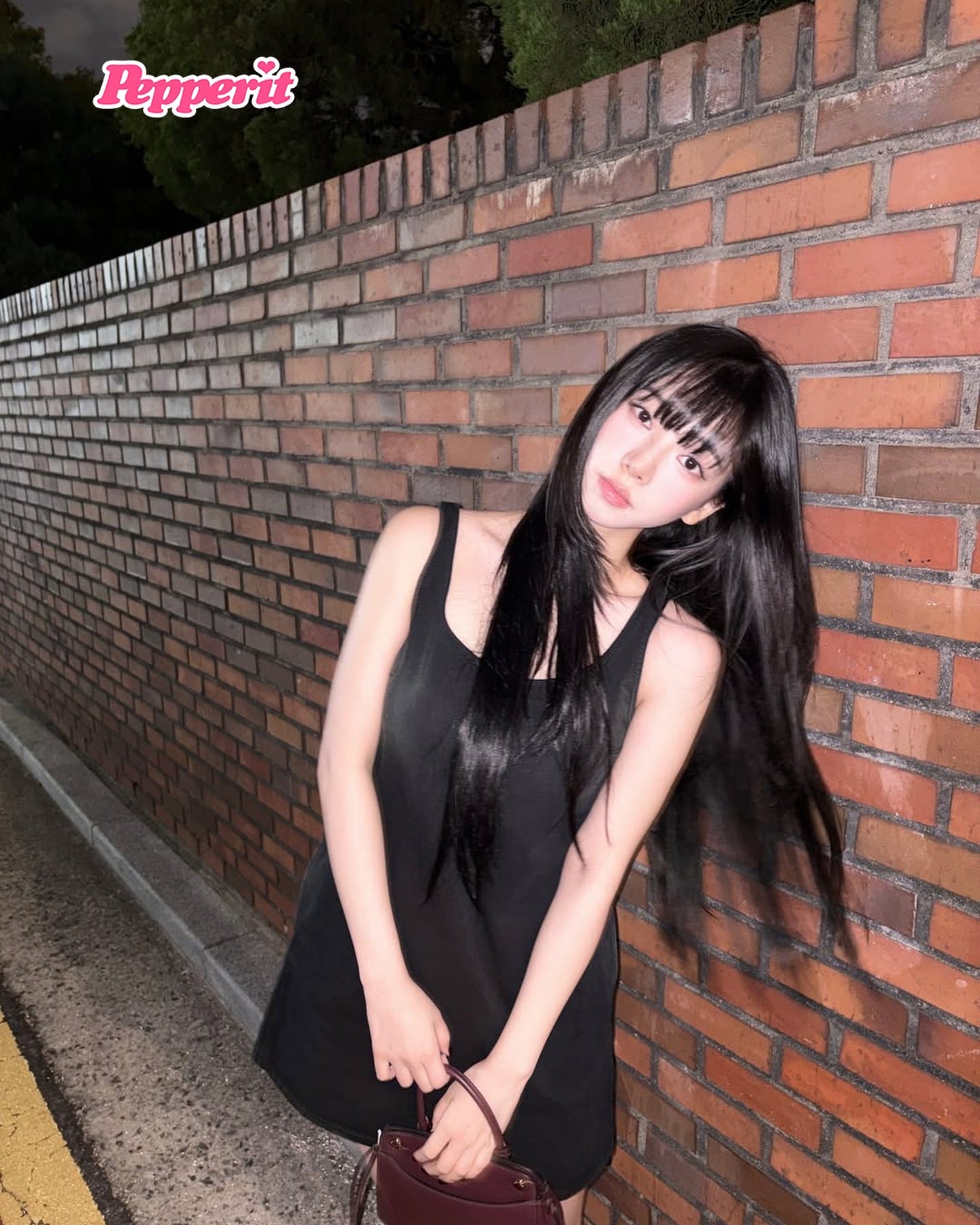 카리나, 프라다 버건디 백과 함께한 가을 룩 공개