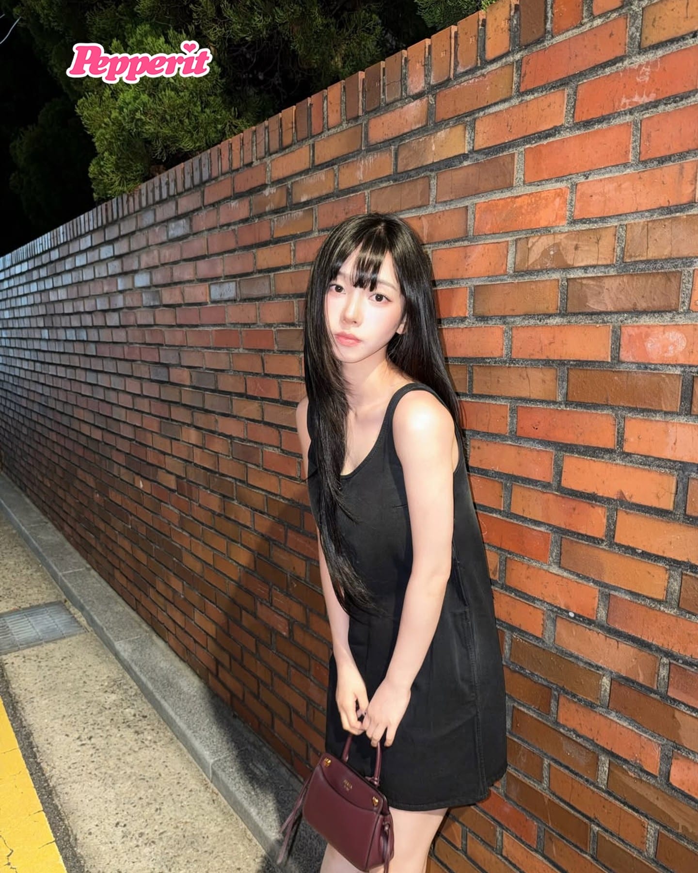 카리나, 프라다 버건디 백과 함께한 가을 룩 공개