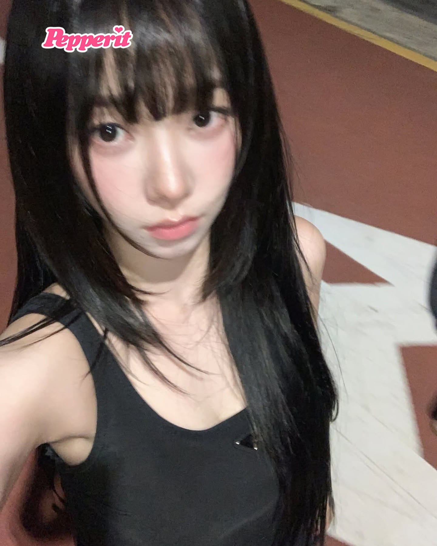 카리나, 프라다 버건디 백과 함께한 가을 룩 공개