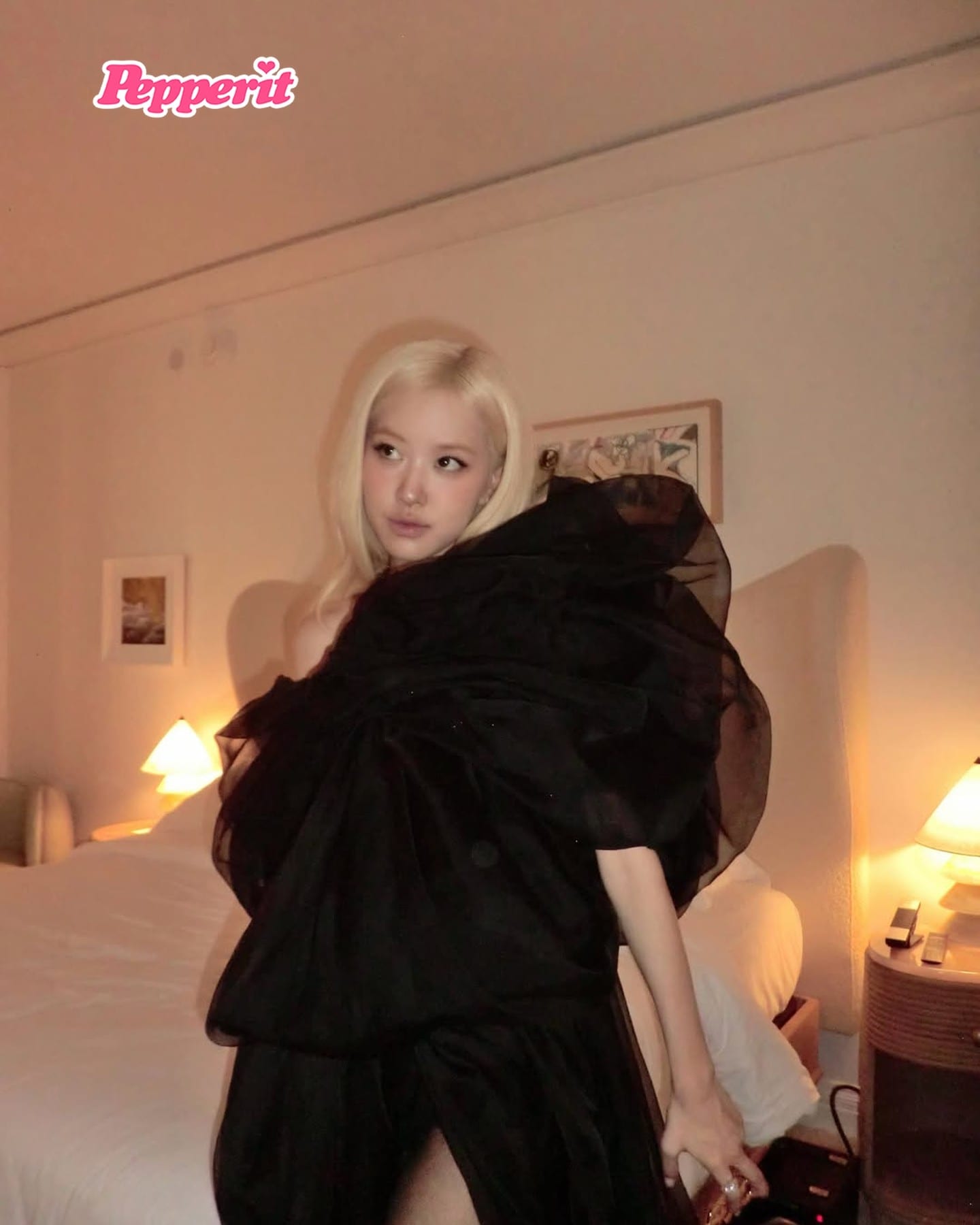 로제, 블랙 드레스 한 장으로 완성한 호텔 룸 무드