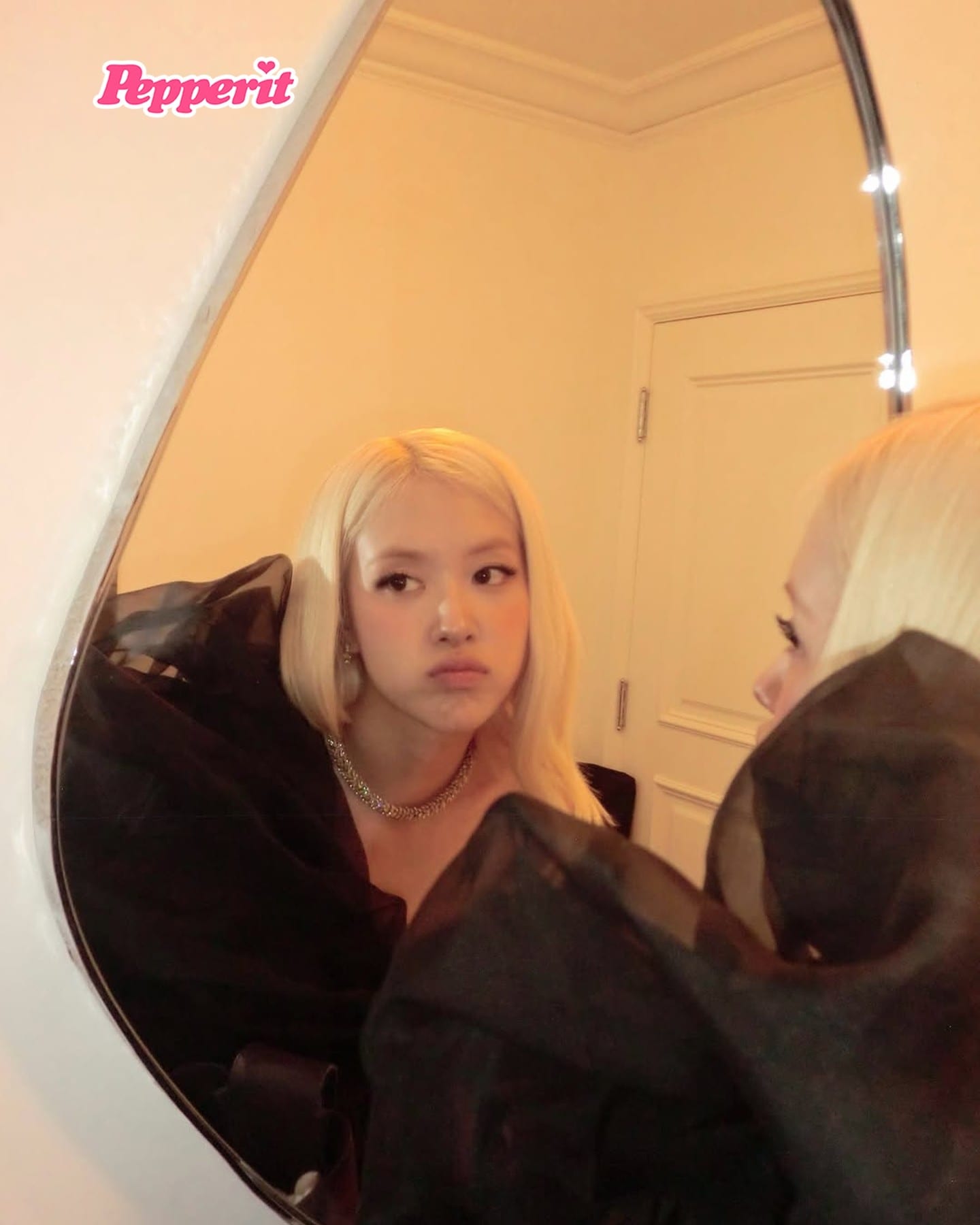 로제, 블랙 드레스 한 장으로 완성한 호텔 룸 무드