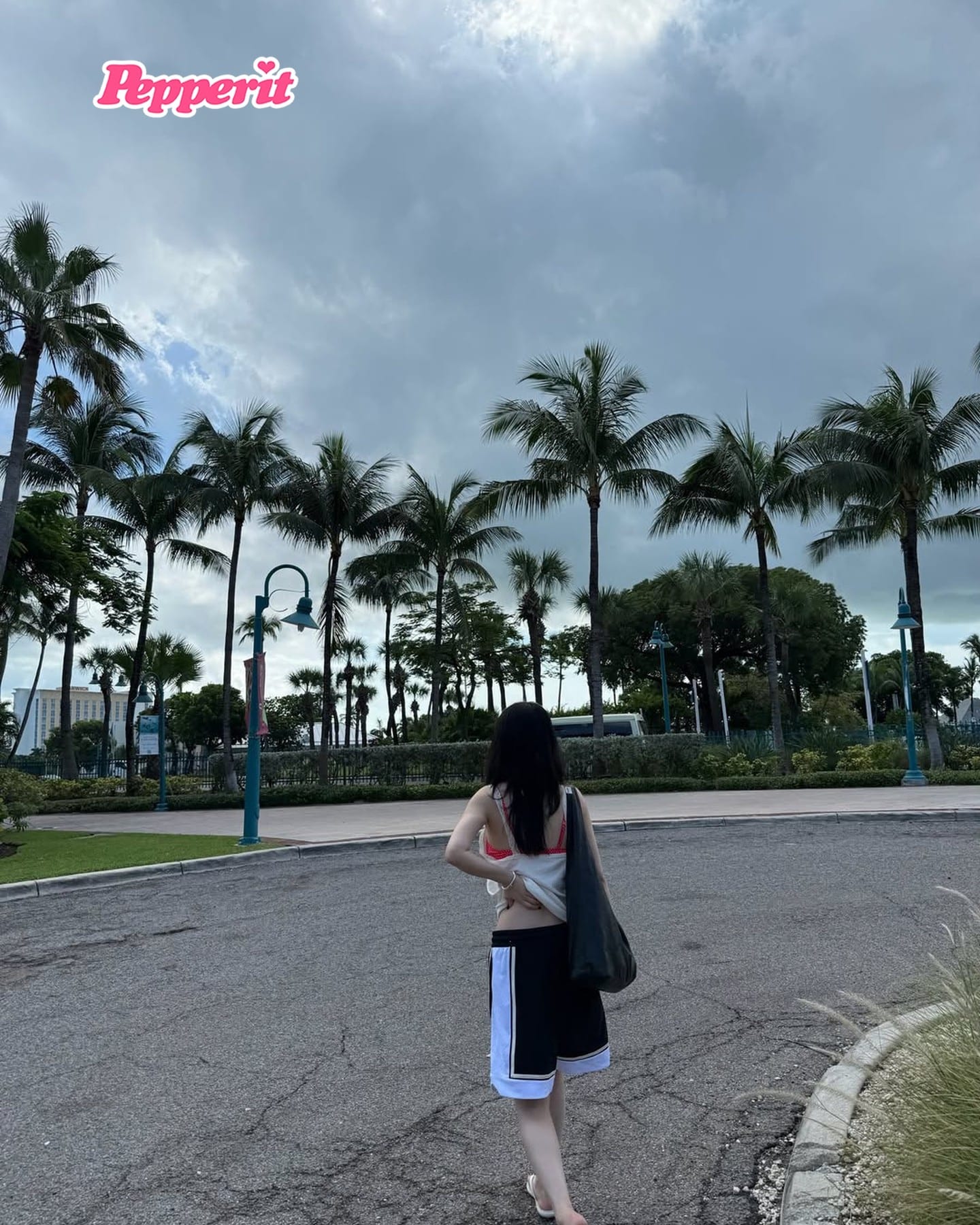 카리나, 휴가 중 아기 돼지와 찰칵 📸