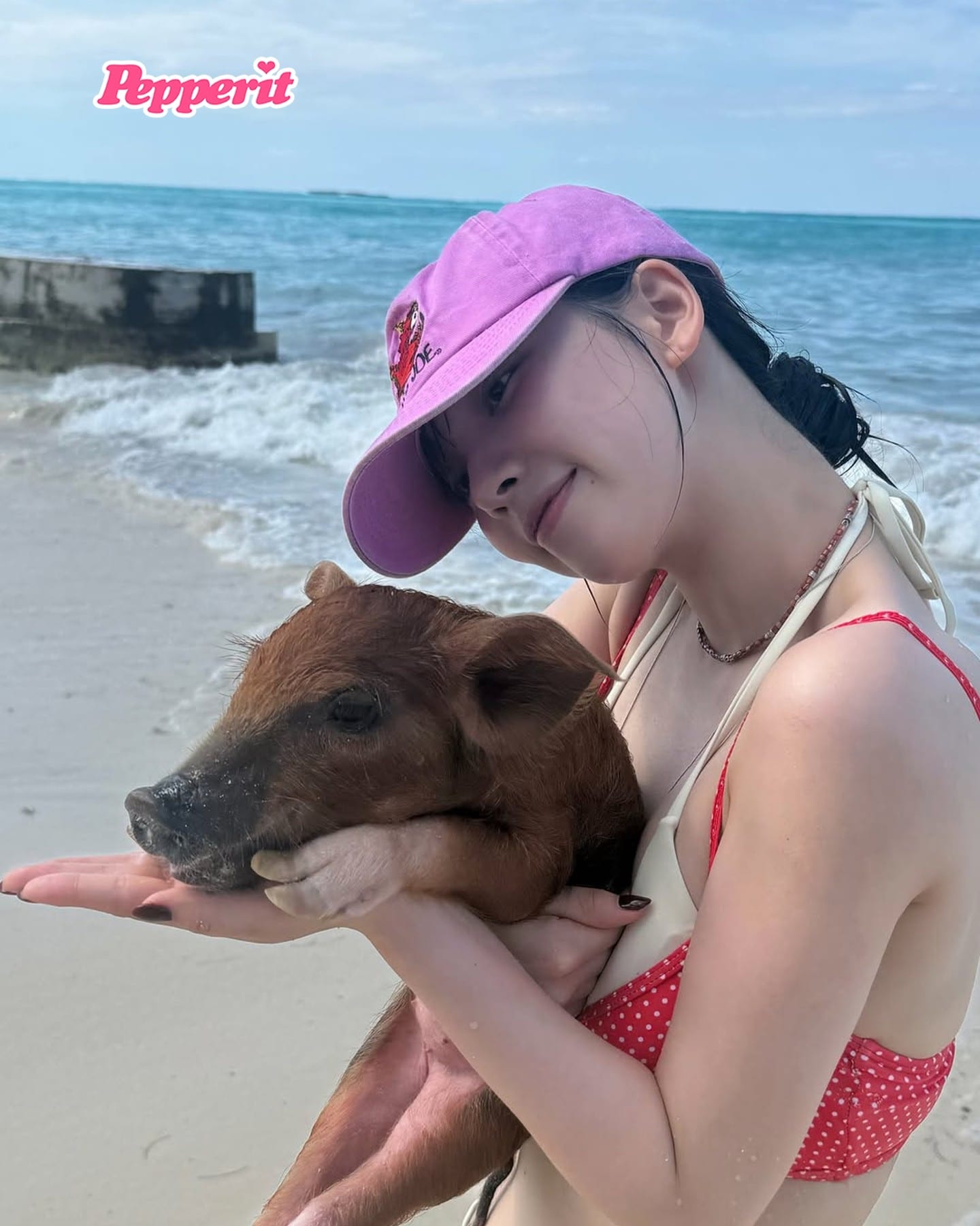 카리나, 휴가 중 아기 돼지와 찰칵 📸