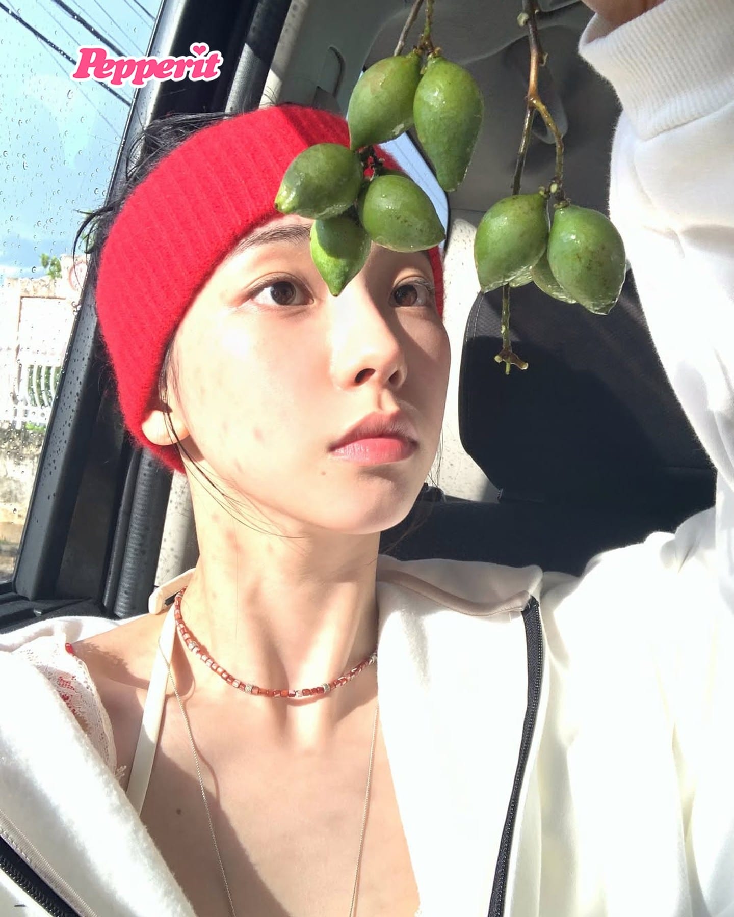 카리나, 휴가 중 아기 돼지와 찰칵 📸
