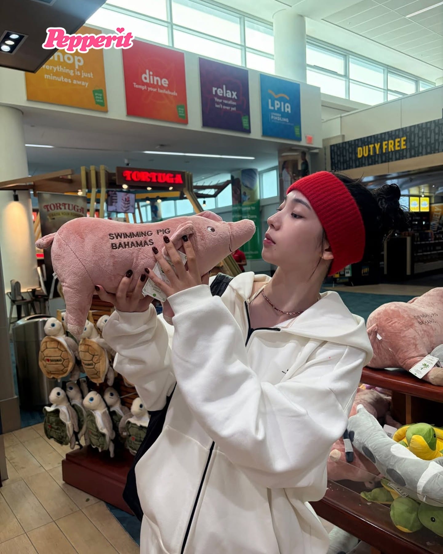 카리나, 휴가 중 아기 돼지와 찰칵 📸