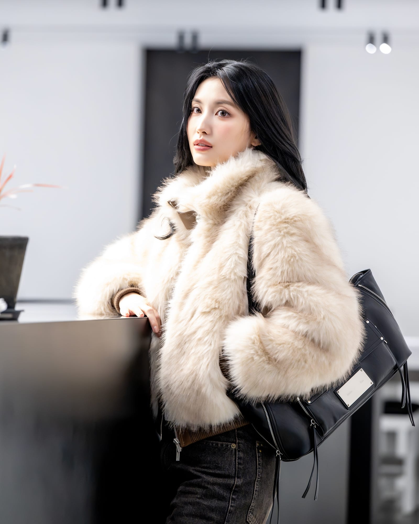 모모의 카페 나들이 룩은 마뗑킴