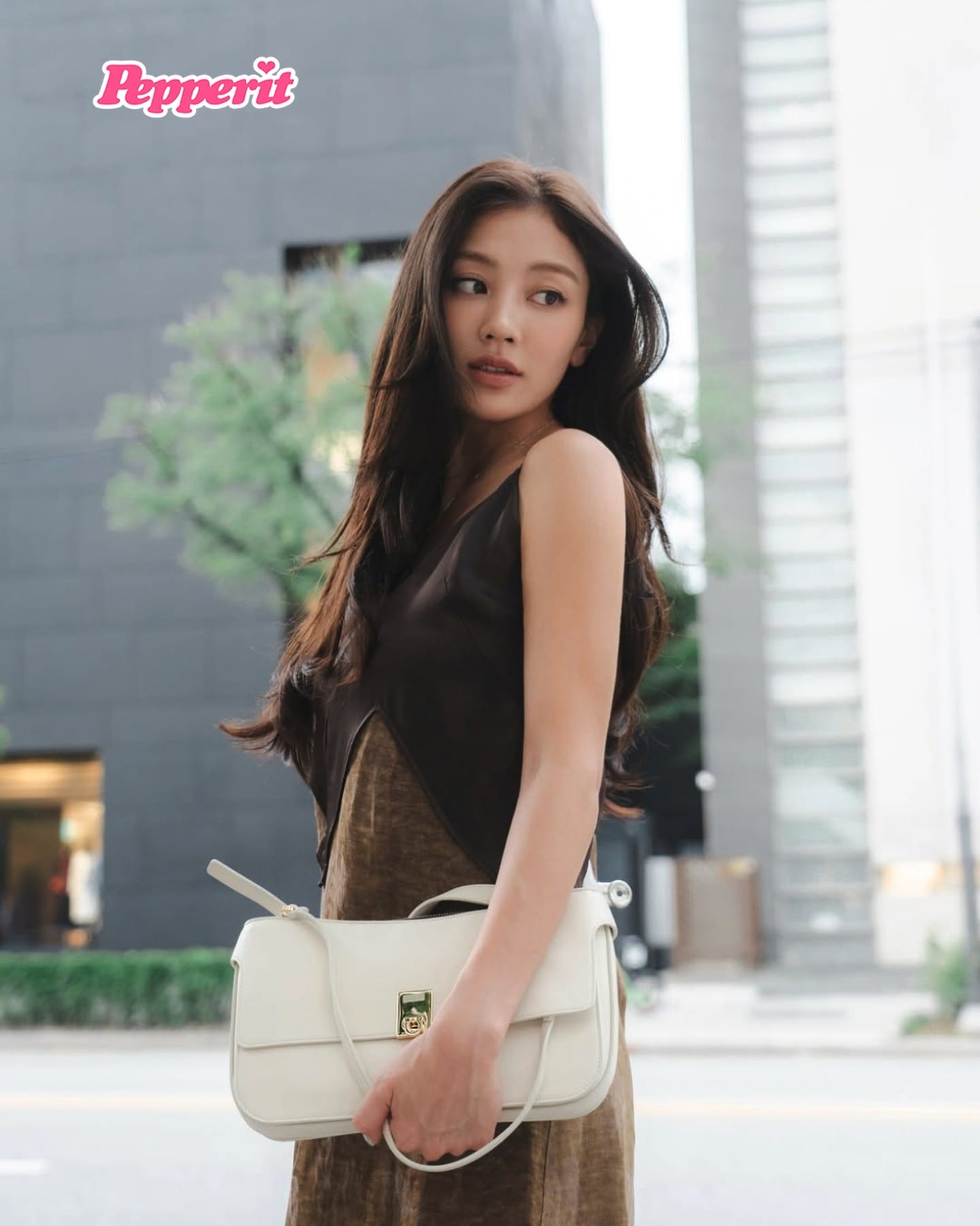 지효, 페라가모 앞에서 공개한 브라운 새틴 가을 룩