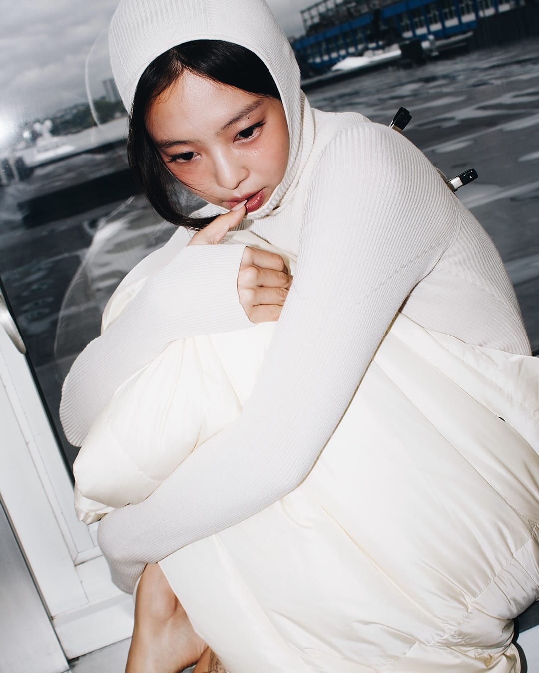몽클레르 촬영장 속 제니가 너무 아름다워