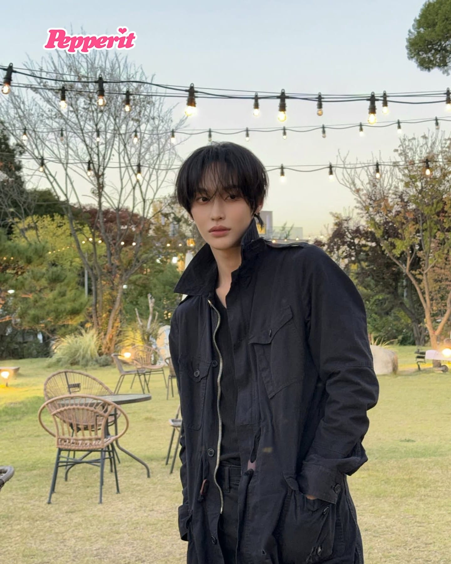 라이즈 원빈, 가을 단풍 앞 올블랙 룩 공개