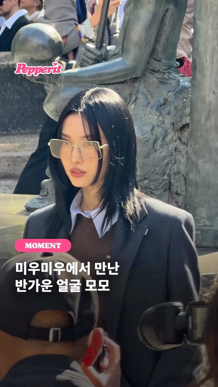 미우미우 쇼에서 포착된 모모, 오늘따라 더 눈부신 비주얼