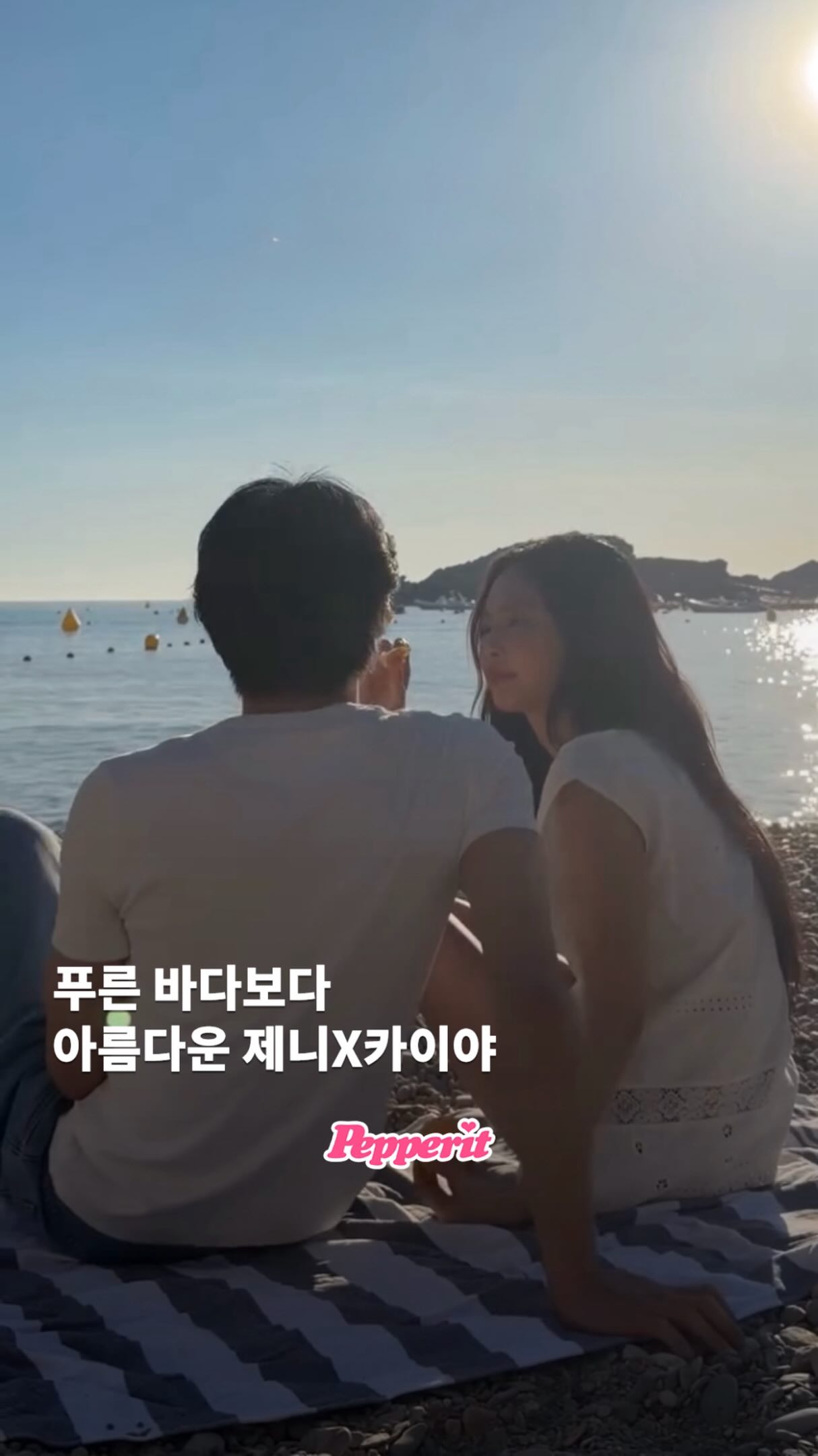 제니, 신곡 'Less Than a Lover' MV 스틸 공개…남주 카이와 로맨틱 바닷가 케미