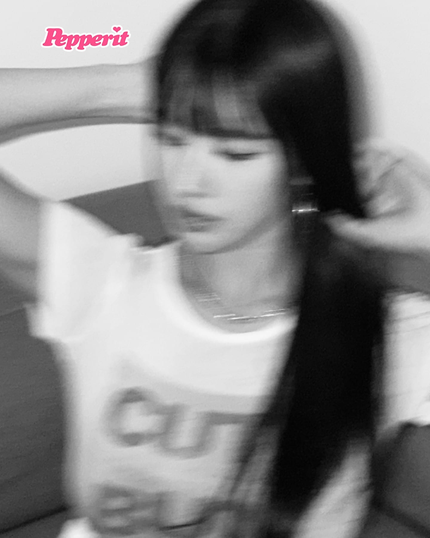 나띠, 'CUTE BUT CHIC' 티셔츠 입고 찍은 홈스냅